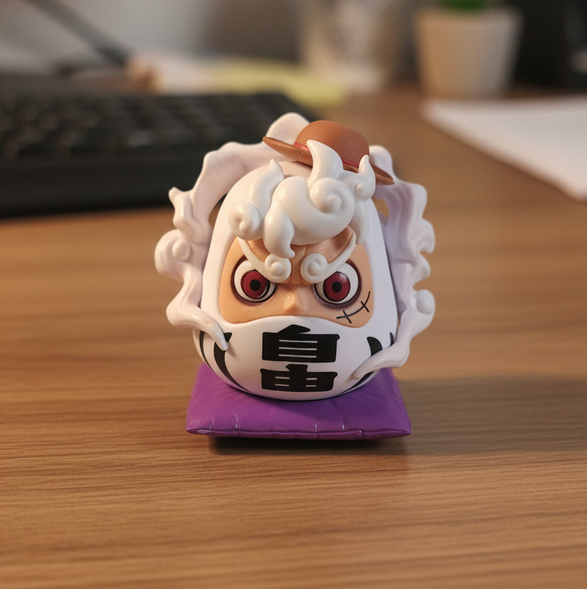 Figura Daruma "Luffy Gear 5" – Estilo One Piece