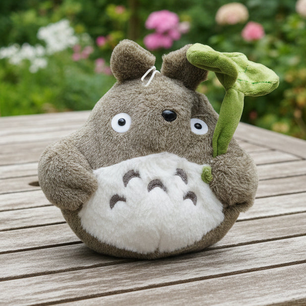 Peluche "Espíritu del Bosque" – Estilo Totoro con Hoja (22 cm)